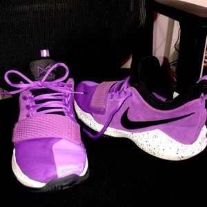 Nike men basketball shoes, good condition but a little bit worn on the toe area!